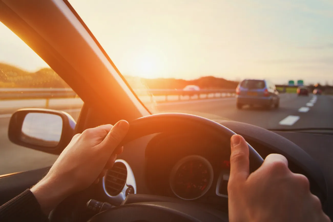 ハンドルを握る運転者の視点で、高速道路を走行中の車内の様子